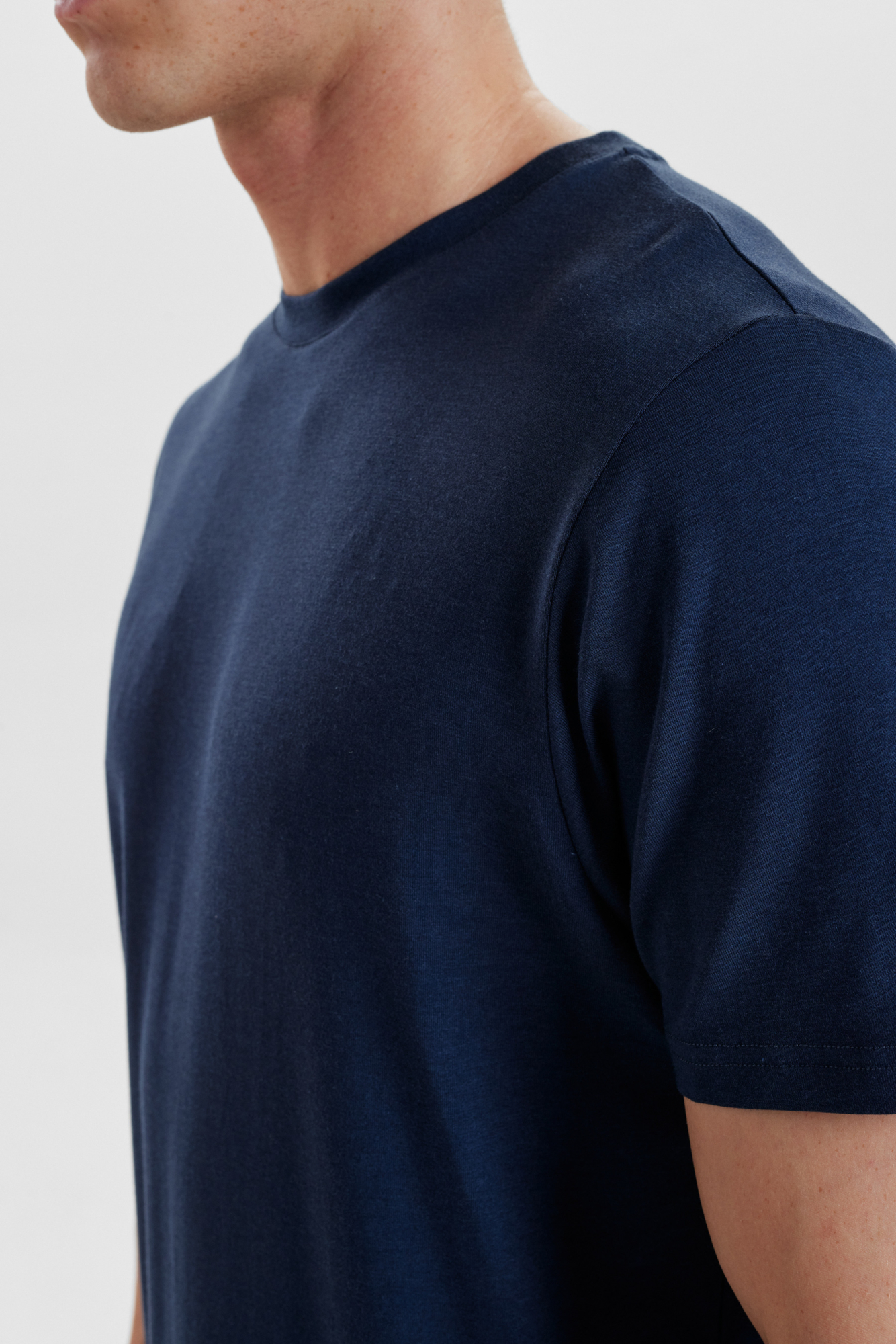 R-neck Tee Bamboo | Navy -Resteröds R-neck Tee Bamboo | Navy -Resteröds