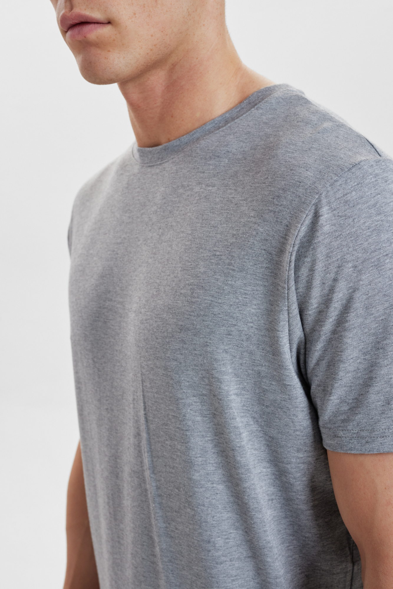 R-neck Tee Bamboo | Grey Melange -Resteröds R-neck Tee Bamboo | Grey Melange -Resteröds